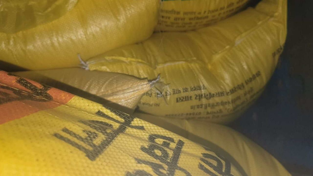 खाद की कालाबाजारी पर पुलिस का शिकंजा 75 बोरी यूरिया पिकअप सहित हुई जप्त