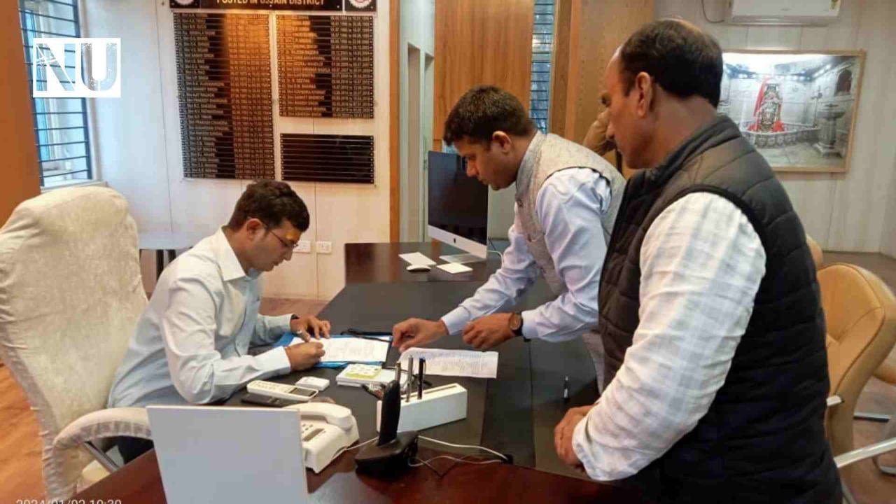 IASNeeraj Singh ने बाबा महाकाल का दर्शन कर किया Ujjain कलेक्टर का पदभार ग्रहण