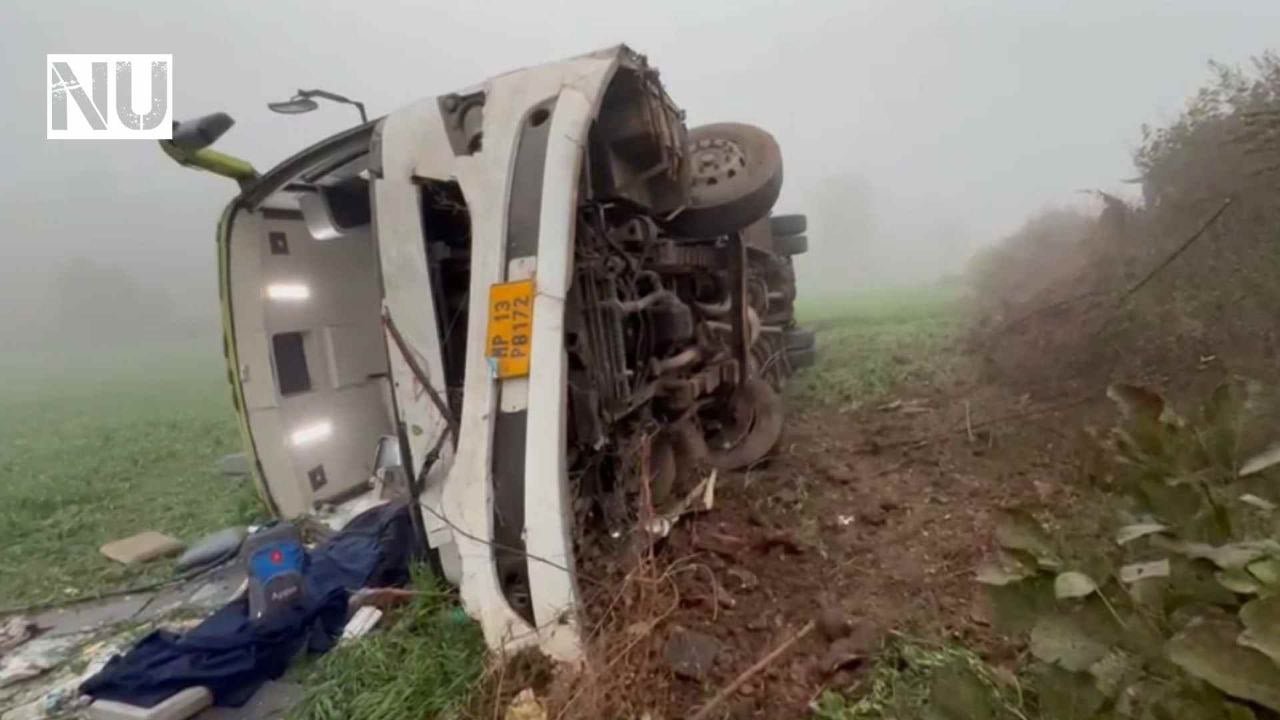 Chartered यात्री Bus पलटी 19 यात्रियों को आई चोट 2 यात्रियों की हालत गंभीर