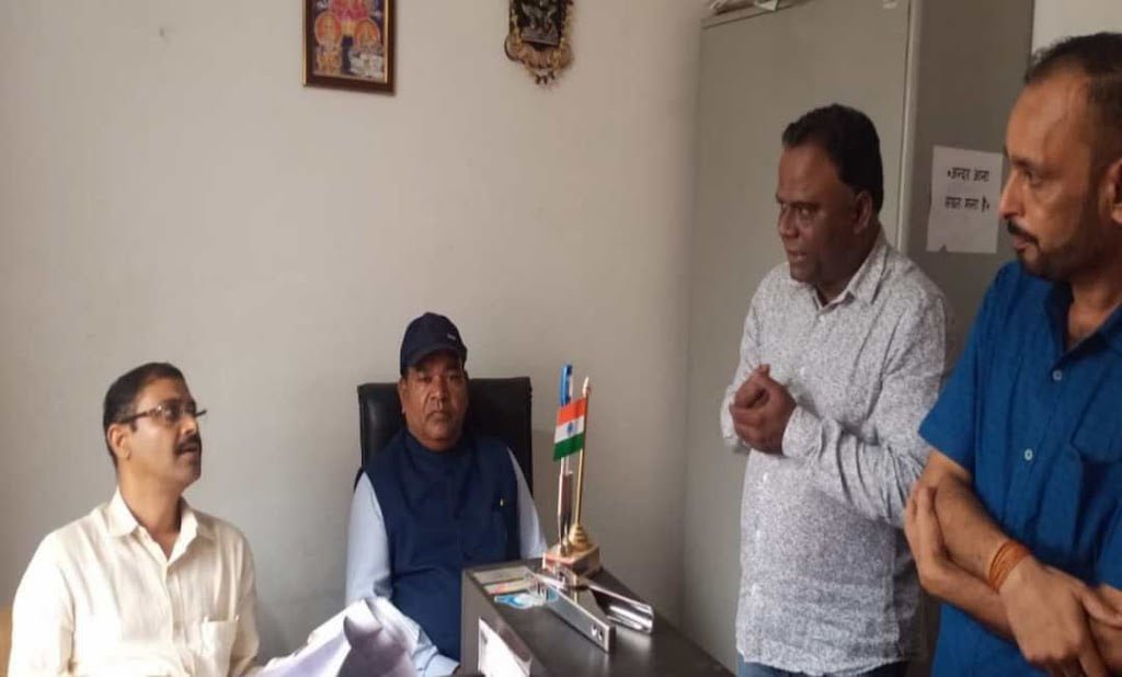 जिला पंजीयक कार्यालय का कलेक्टर ने किया निरीक्षण