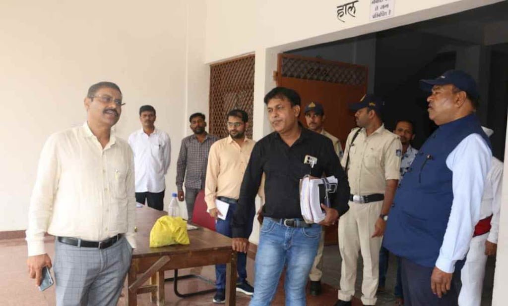 कलेक्टर ने किया ईव्हीएम गोदाम का निरीक्षण