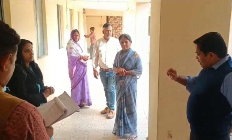 छात्रावासों की हालात देख SDM ने लगाई फटकार
