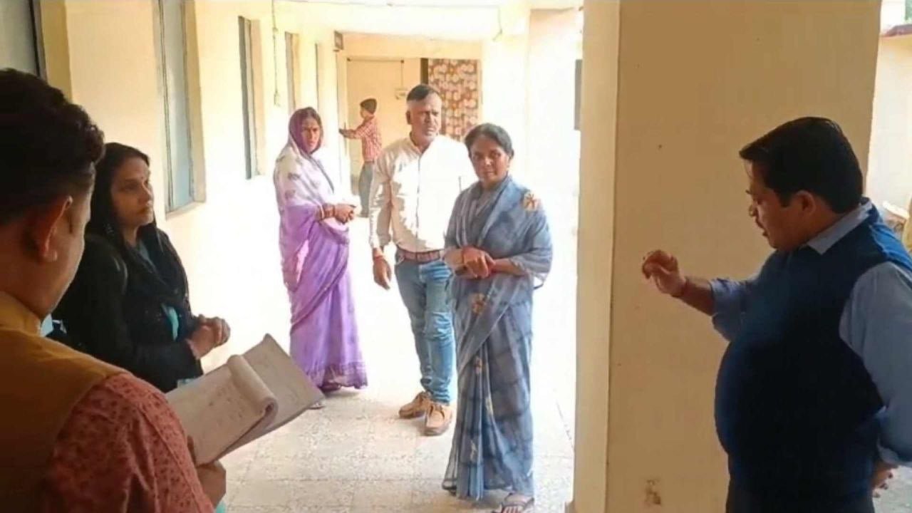 छात्रावासों की हालात देख SDM ने लगाई फटकार