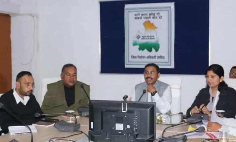 Umaria में पंचायतों के उप निर्वाचन 2023 को सफलता पूर्वक संपन्न कराने हेतु अधिकारियों के मध्य किया गया कार्य विभाजन