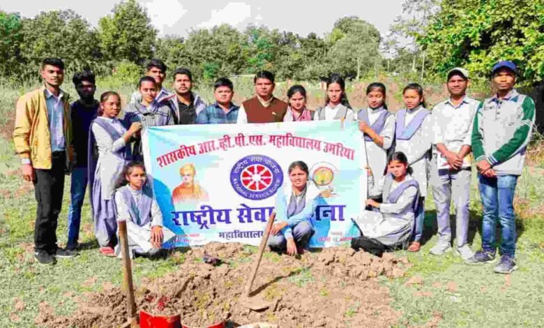 राष्ट्रीय सेवा योजना स्वयंसेवकों श्रमदान कर दिया स्वच्छता का सन्देश
