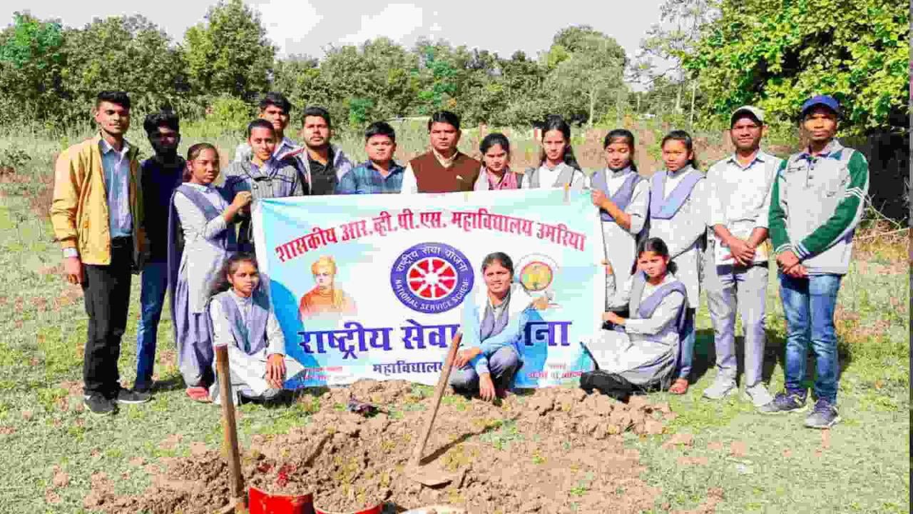 राष्ट्रीय सेवा योजना  स्वयंसेवकों श्रमदान कर दिया स्वच्छता का सन्देश 