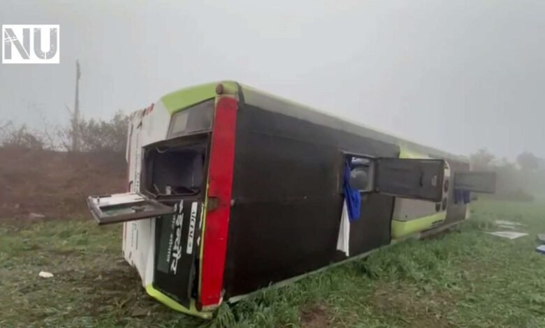 Chartered यात्री Bus पलटी 19 यात्रियों को आई चोट 2 यात्रियों की हालत गंभीर