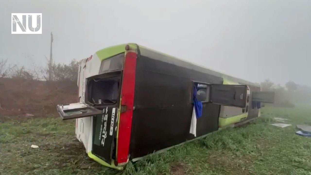 Chartered यात्री Bus पलटी 19 यात्रियों को आई चोट 2 यात्रियों की हालत गंभीर