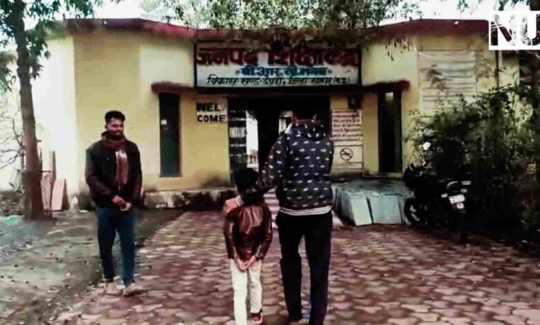 गुरु-शिष्य परम्परा हुई कलंकित शराब पीकर बच्चों के साथ जूते से शिक्षक ने की मारपीट