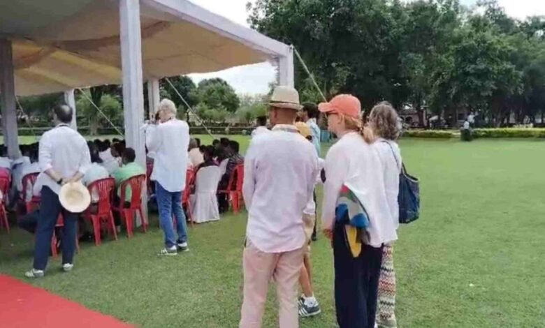 विदेशी पर्यटकों ने भी सुनी मोदी के मन की बात, की मन की बात की तारीफ़