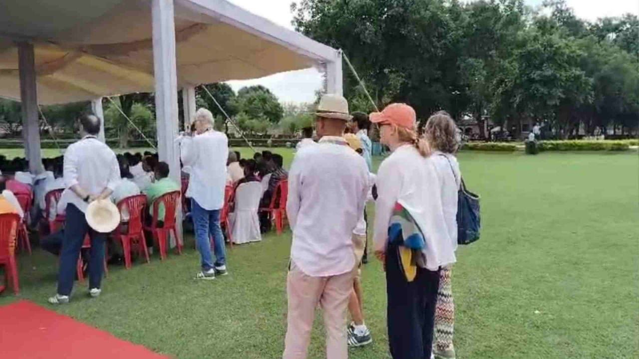 विदेशी पर्यटकों ने भी सुनी मोदी के मन की बात, की मन की बात की तारीफ़