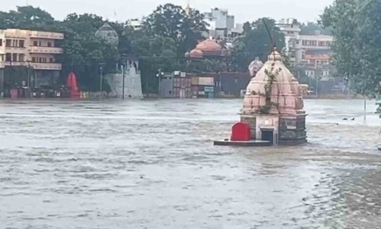 उज्जैन में बारिश के बाद शिप्रा उफान पर, रामघाट के मंदिर डूबे