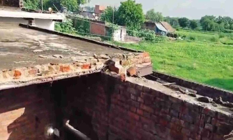 आकाशीय बिजली से भरभरा कर गिर गई छत बच गई परिवार की जानआकाशीय बिजली से भरभरा कर गिर गई छत बच गई परिवार की जान