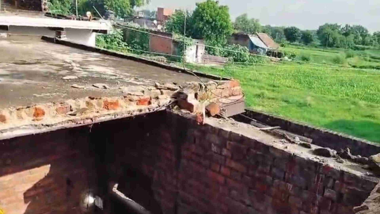 आकाशीय बिजली से भरभरा कर गिर गई छत बच गई परिवार की जानआकाशीय बिजली से भरभरा कर गिर गई छत बच गई परिवार की जान