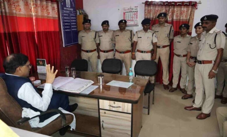 MP DGP पुलिस की सरप्राइज विजिट महाराजपुर थाने का किया औचक निरीक्षण