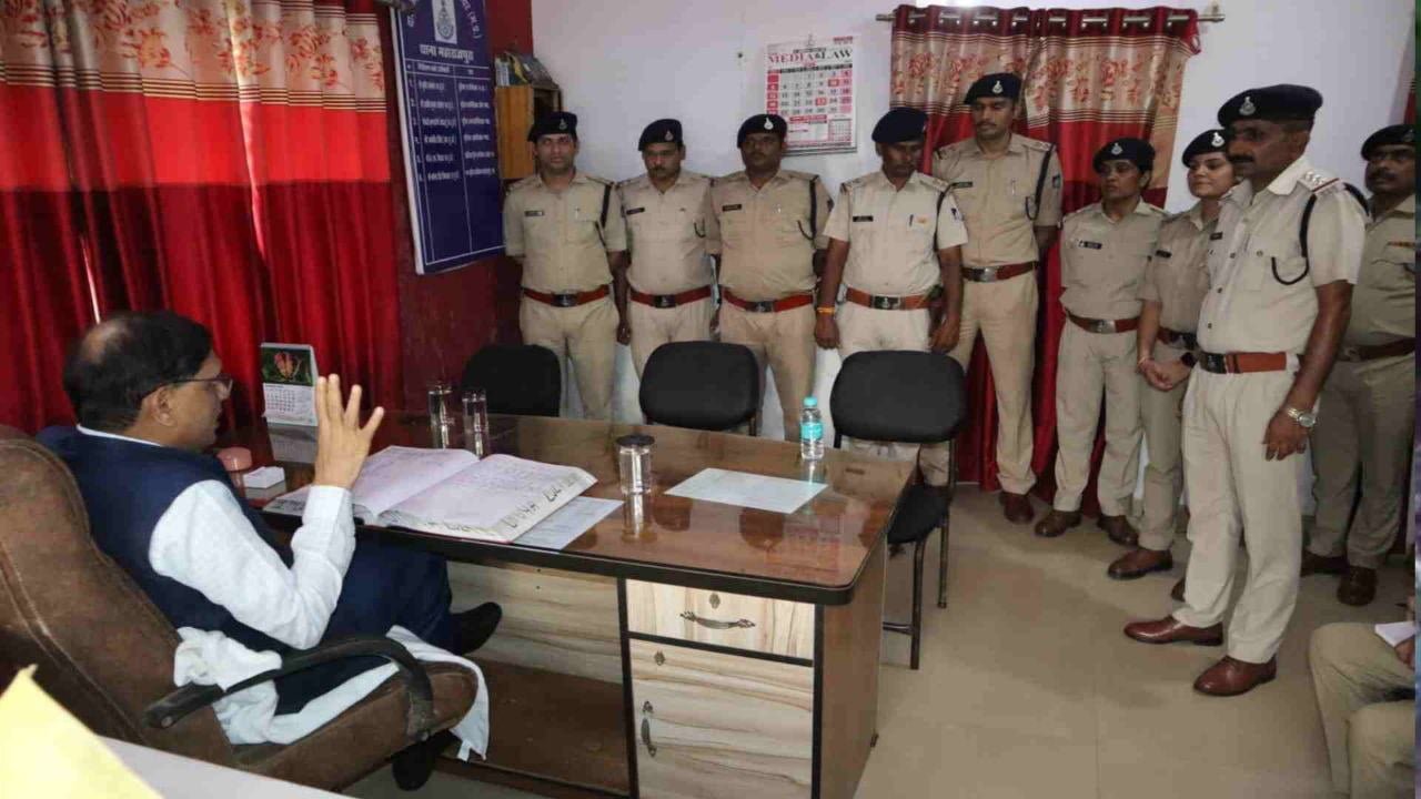 MP DGP पुलिस की सरप्राइज विजिट महाराजपुर थाने का किया औचक निरीक्षण