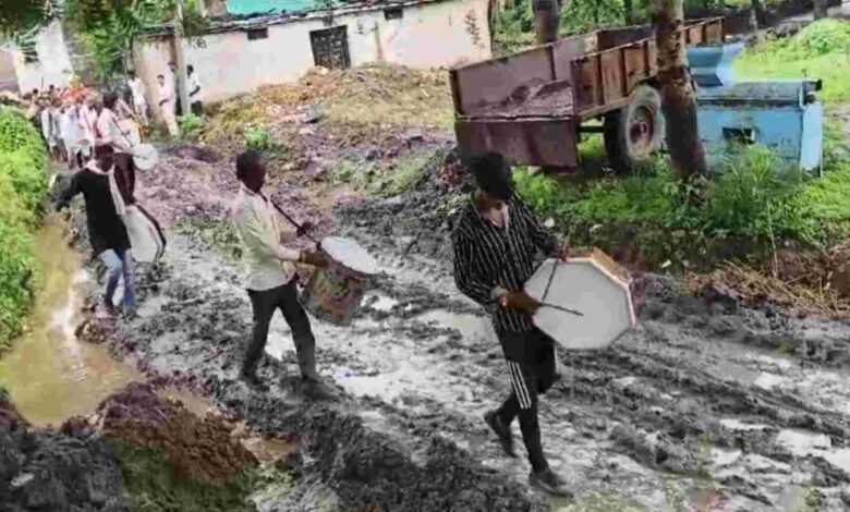 चाचौड़ा क्षेत्र की सानई पंचायत में सड़कें और मुक्तिधाम की हैरान कर देने वाली तस्वीरें
