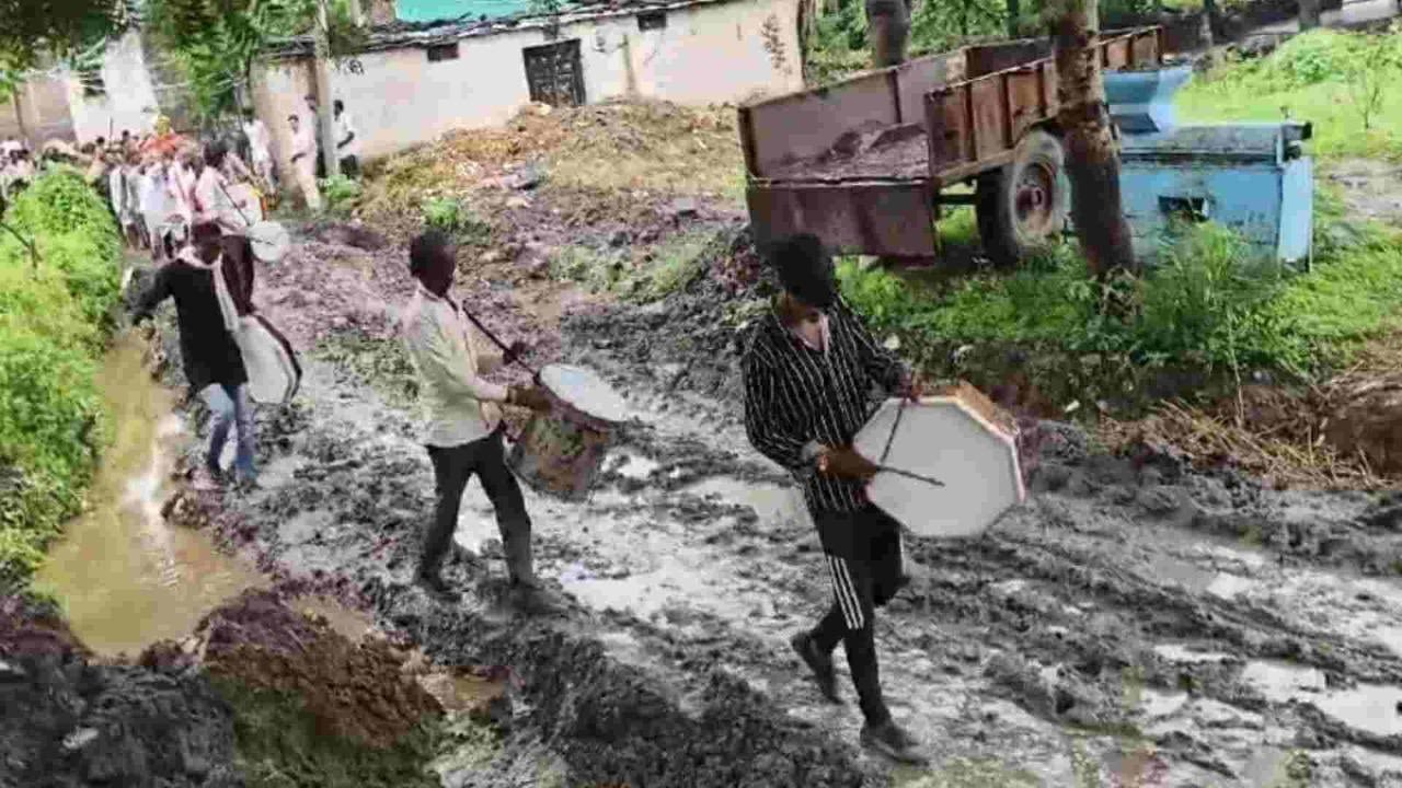 चाचौड़ा क्षेत्र की सानई पंचायत में सड़कें और मुक्तिधाम की हैरान कर देने वाली तस्वीरें