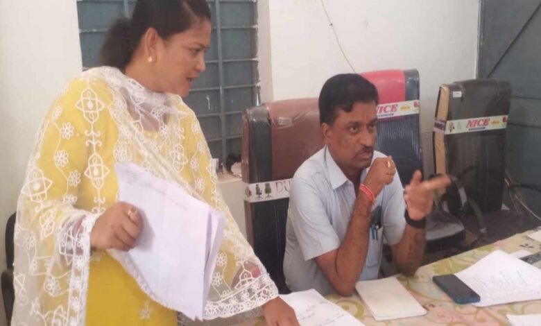 कलेक्टर ने अनुविभागीय अधिकारी PIU PWD पंकज गुप्ता को दिया शोकाज नोटिस और ANM ममता कोरी को किया निलंबित जानिए बड़ा कारण