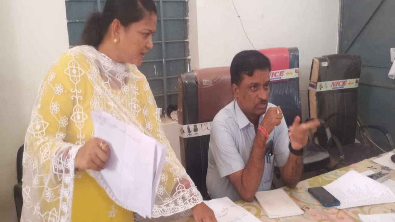 कलेक्टर ने अनुविभागीय अधिकारी PIU PWD पंकज गुप्ता को दिया शोकाज नोटिस और ANM ममता कोरी को किया निलंबित जानिए बड़ा कारण