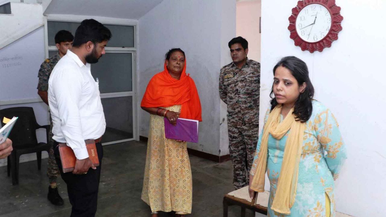 औचक निरीक्षण में छात्रावास पहुचीं कलेक्टर नेहा मारव्या और फिर